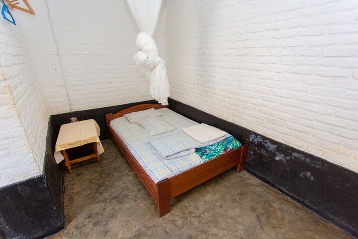 Room 8 of 16