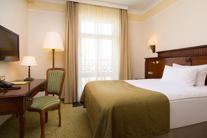 Room 14 of 108