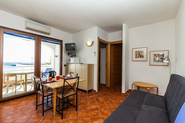 Room 8 of 40