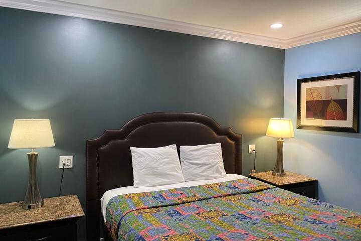 Superior King Bed City View (1 of 9)