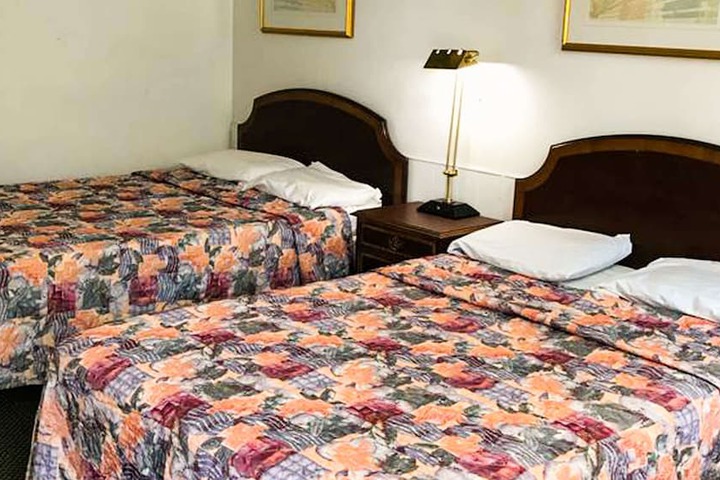 1 Queen Bed (1 of 10)