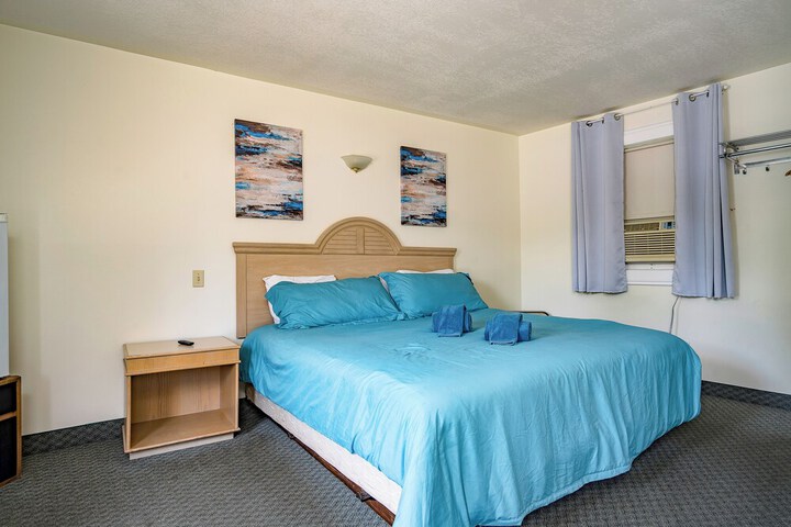 Signature Room 1 King Bed Pool View (4 of 5)