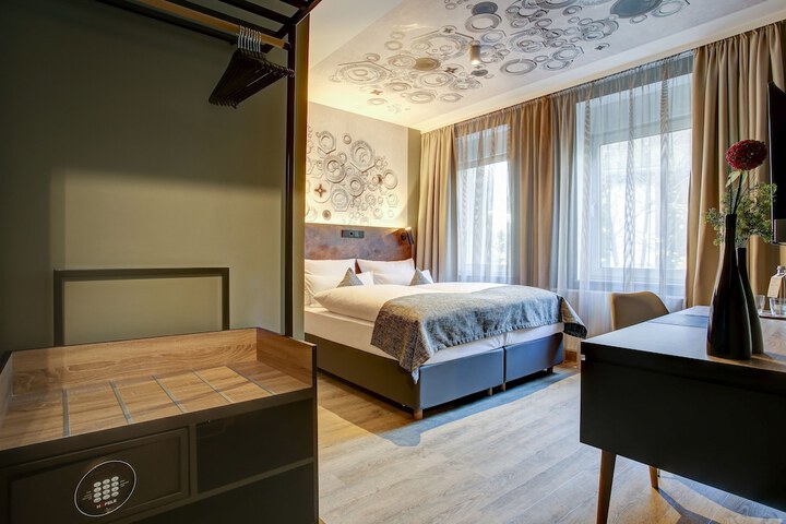 Room 15 of 32