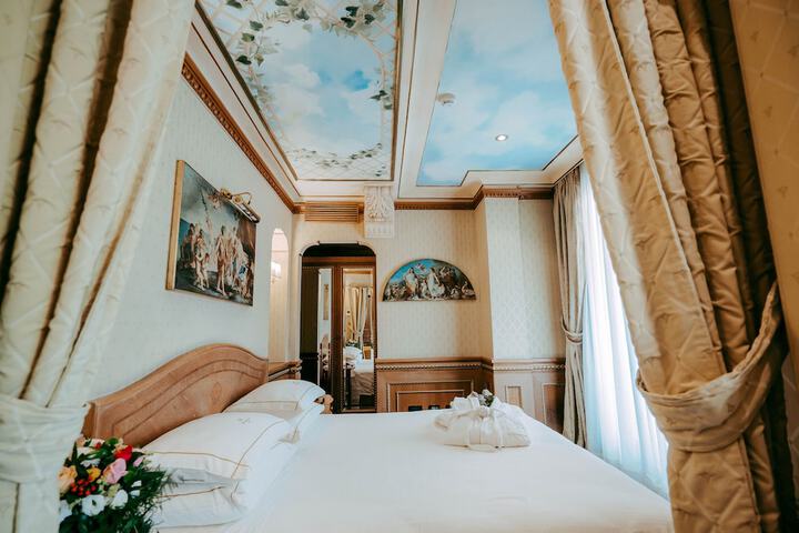 Room 33 of 60