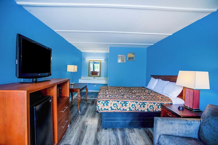 1 King Bed (10 of 12)