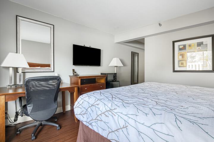 1 King Bed (4 of 15)