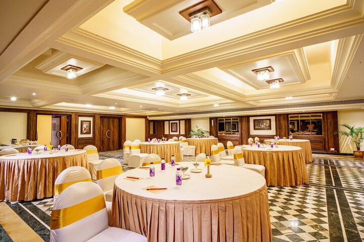 Ballroom/Hall 89 of 123