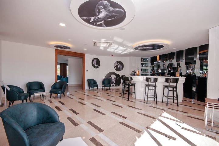 Lounge 102 of 158