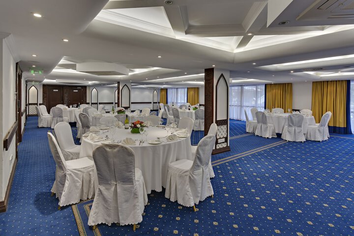 Ballroom/Hall 91 of 110