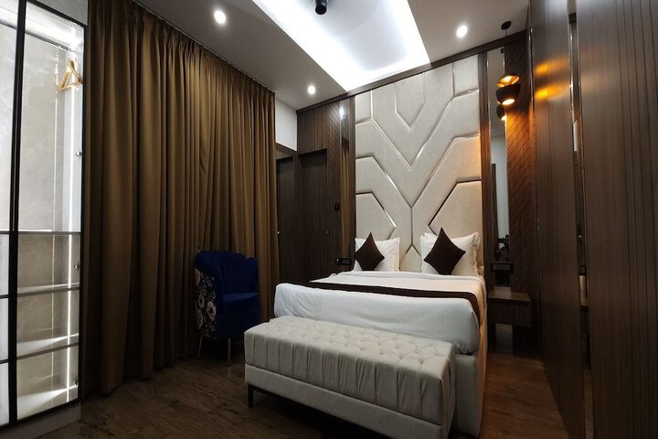 Room 28 of 76