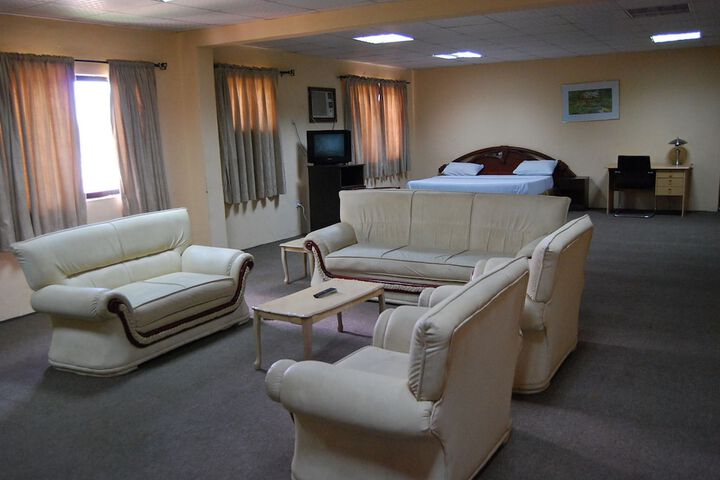 Room 32 of 65