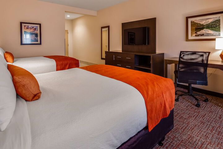 Accesssuite1 Kingbedmobilityaccesswalkinshowersofabedforonepersonrefrigeratornonsmokingfullbreakfast (5 of 24)