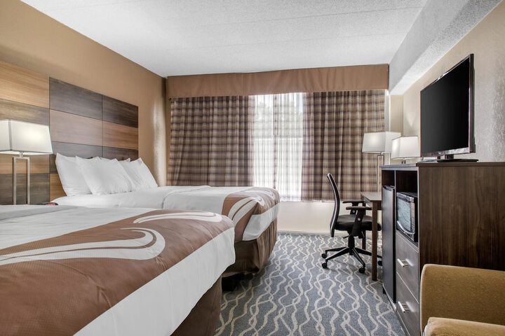2 Queen Beds (9 of 15)