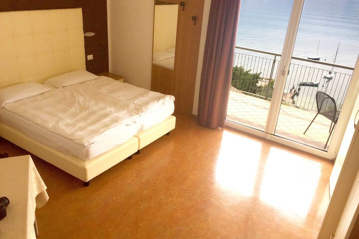 Room 6 of 32