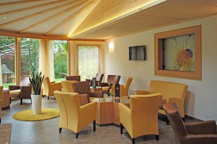 Lounge 11 of 14
