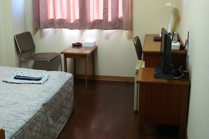 Room 6 of 80