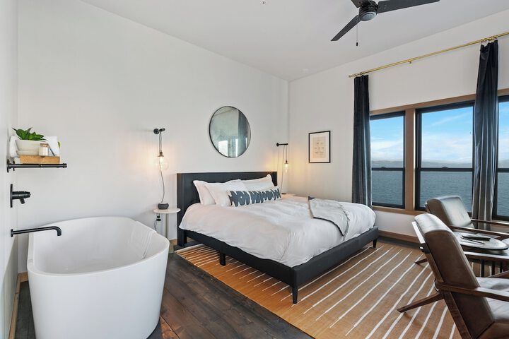 Room 52 of 159