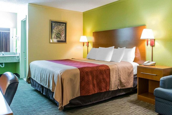 1 King Bed Accessible (3 of 10)