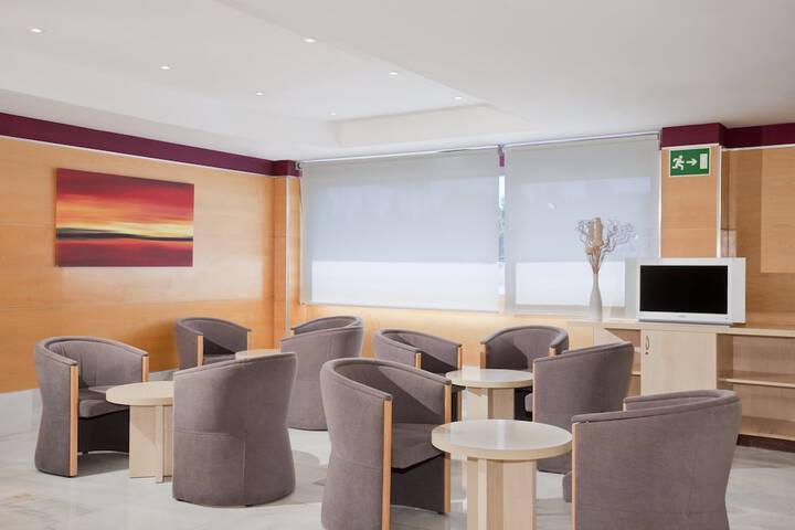 Lounge 16 of 24