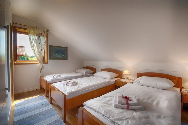 Room 4 of 27