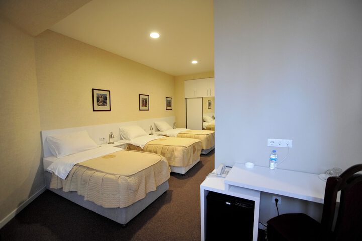 Room 4 of 9