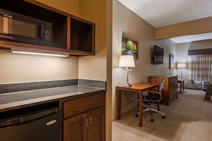 1 King Bed Microwave and Refrigerator WiFi Full Breakfast (1 of 18)