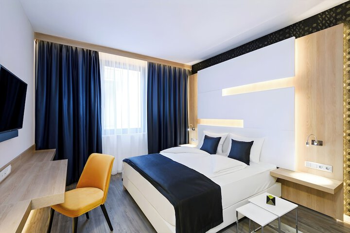 Room 6 of 25