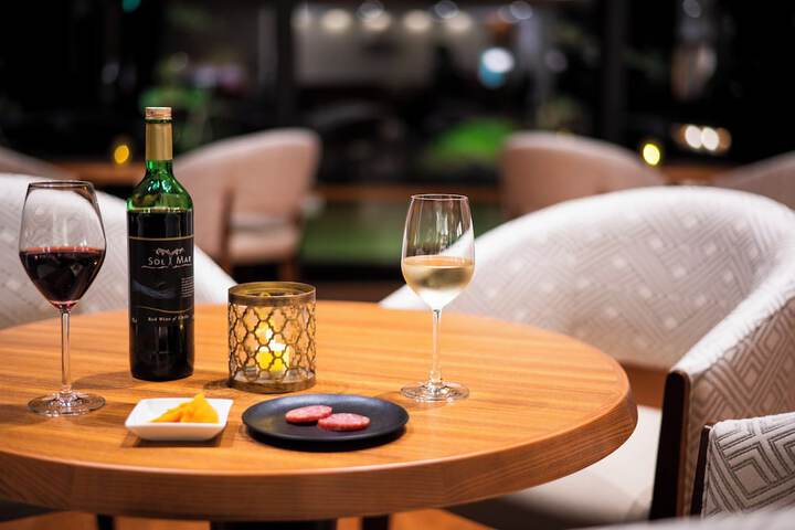 Lounge 28 of 37