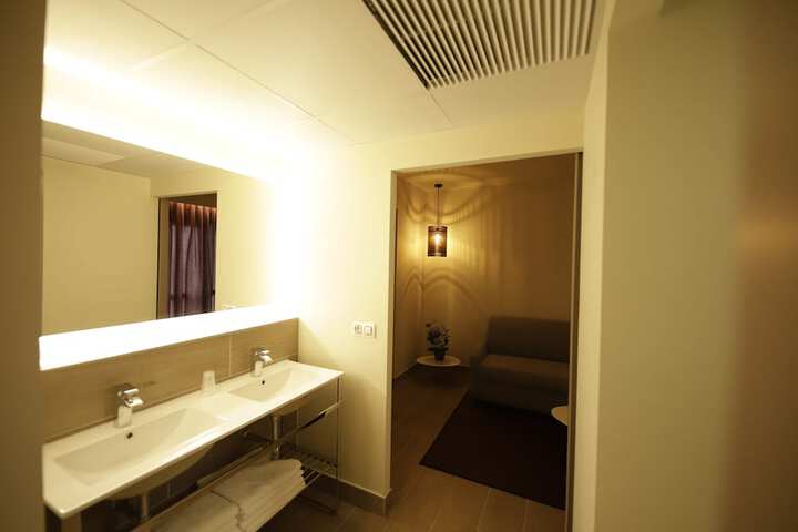 Room 33 of 62