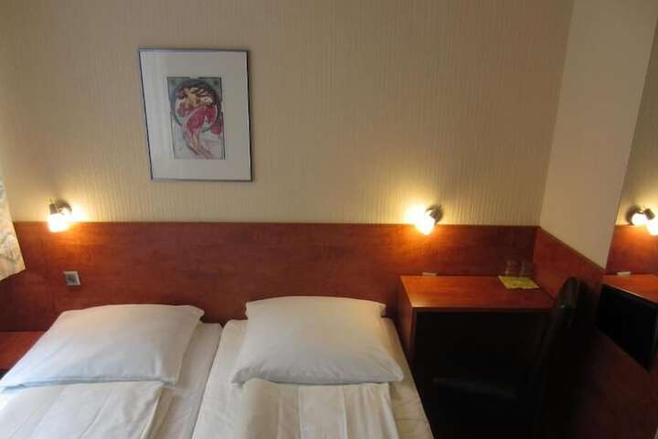 Room 8 of 38