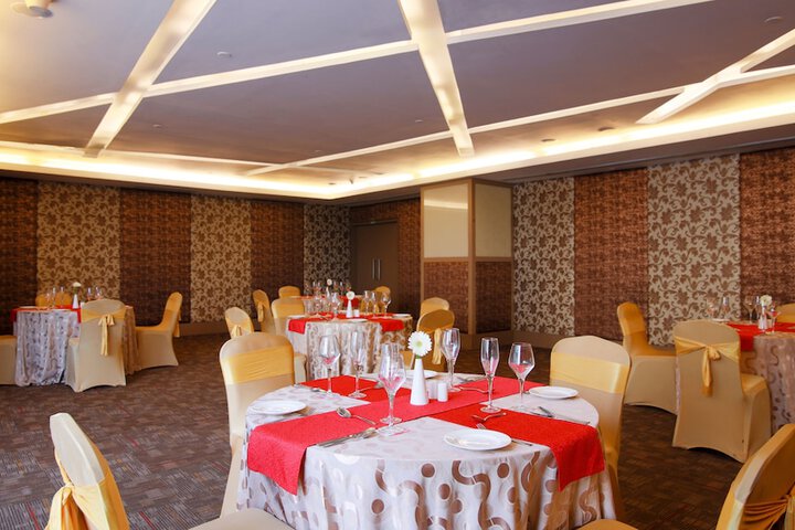 Ballroom/Hall 54 of 80