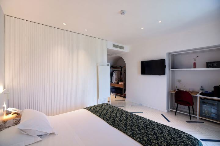 Room 52 of 94