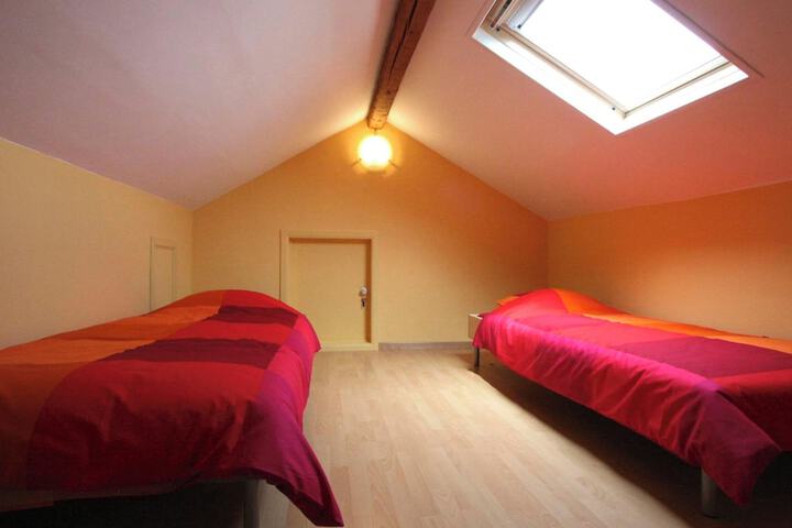 Room 2 of 25