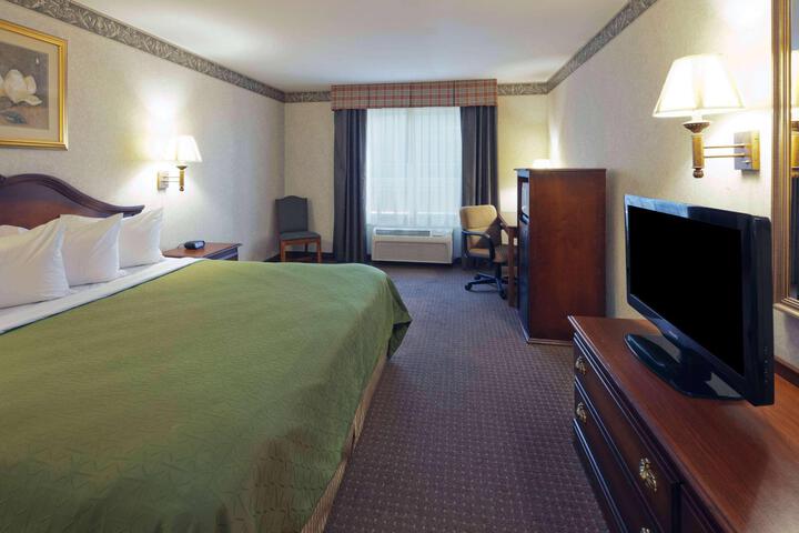 2 Queen Beds (2 of 6)