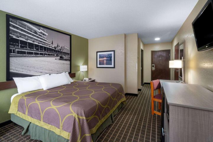 2 Queen Beds (10 of 12)