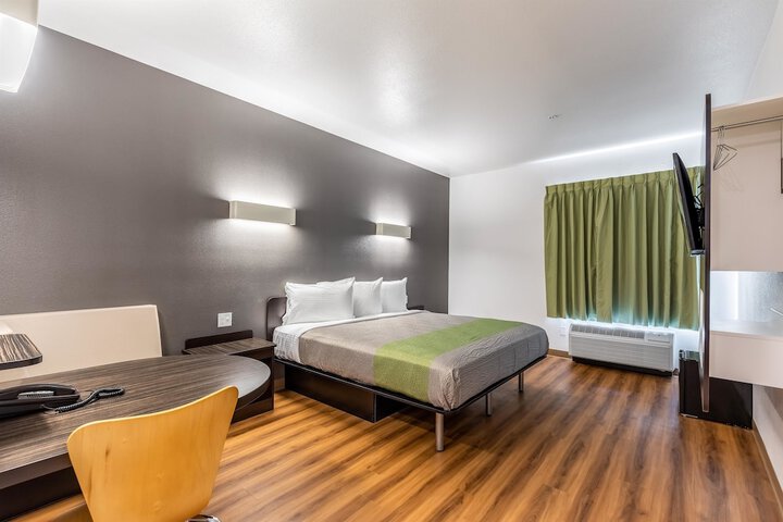 Deluxe King Room (9 of 9)