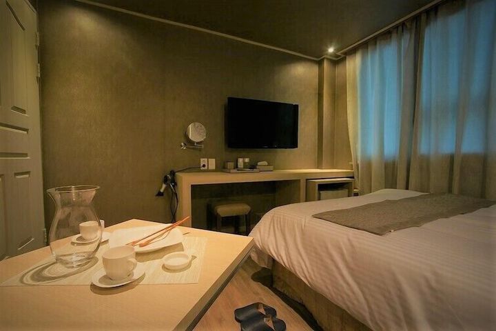 Room 8 of 14