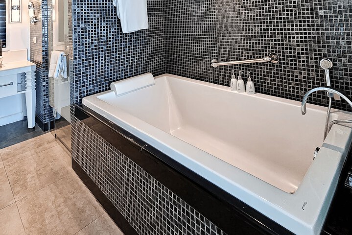 Deep soaking bathtub