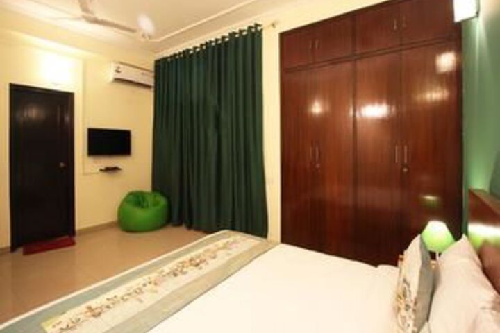 Room 12 of 27