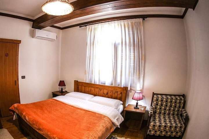 Room 9 of 33