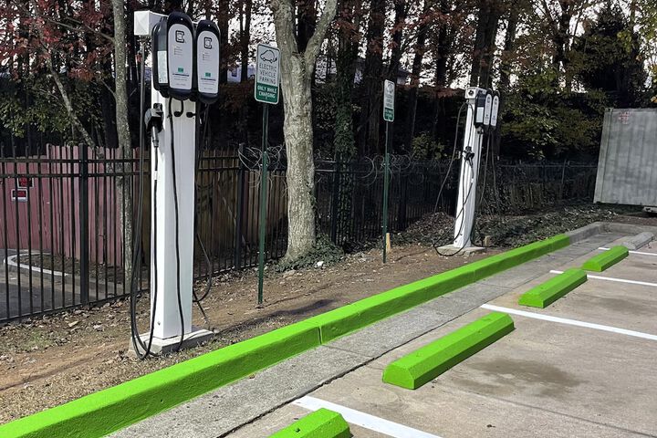 Electric vehicle charging station