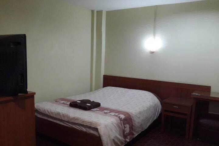 Room 3 of 28