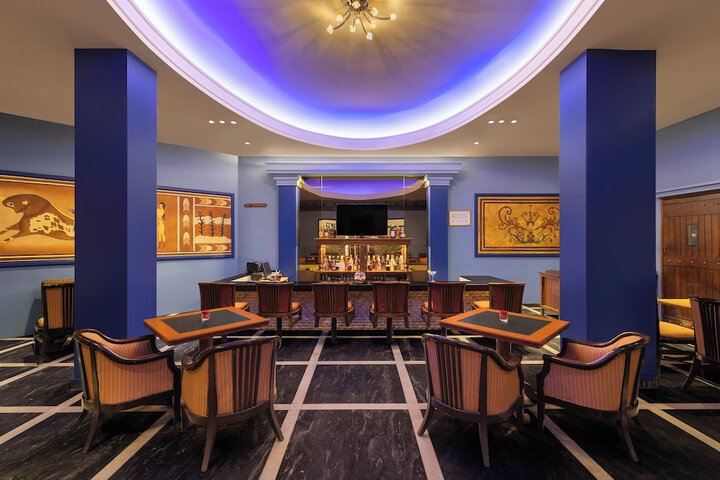 Lounge 11 of 14