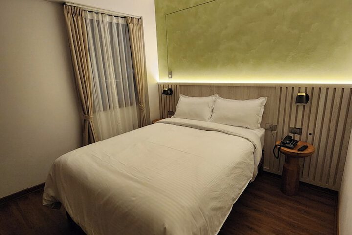 Room 7 of 18