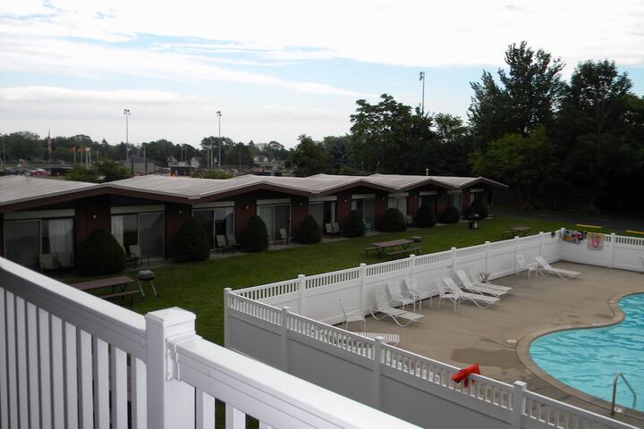 Swimming pool at Naders Motel & Suites