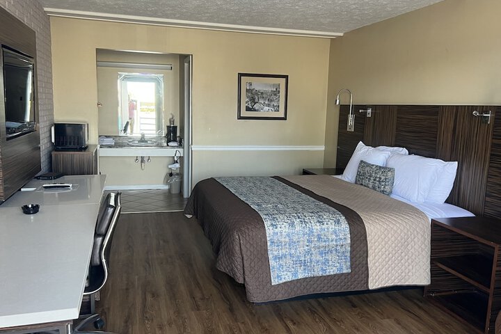 1 King Bed (8 of 17)