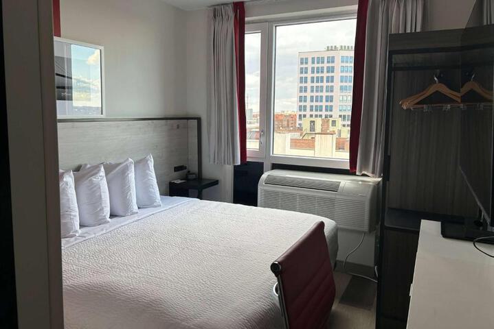 1 King Bed (2 of 5)