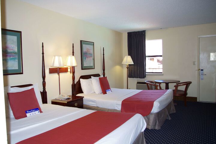 1 Queen Bed (2 of 4)