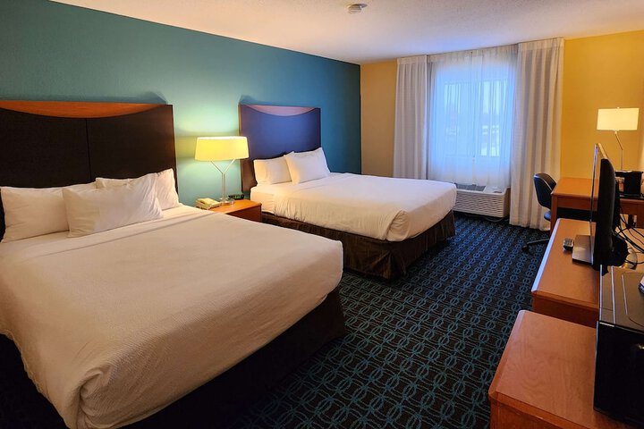 2 Queen Beds (2 of 5)