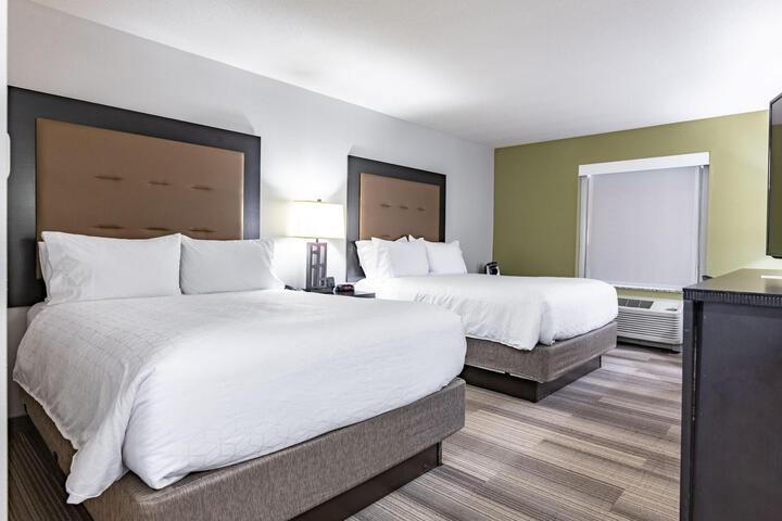2 Queen Beds (14 of 16)